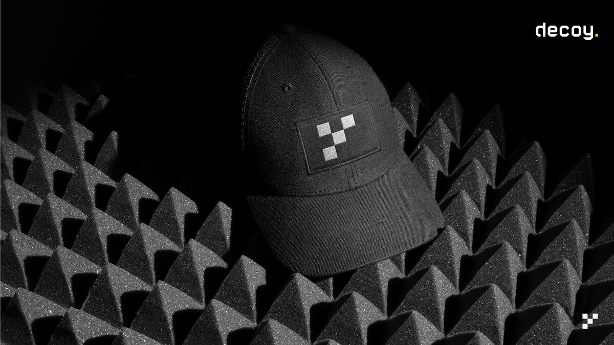 Mockup de una gorra con el isotipo de decoy