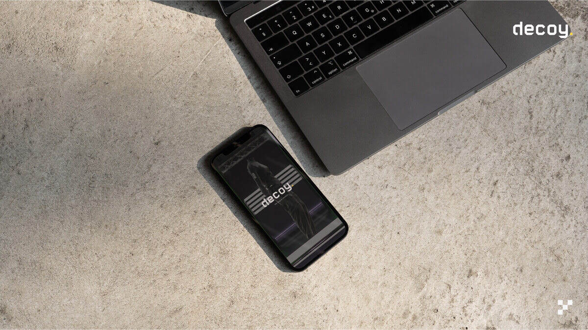 Mockup de un móvil con la identidad visual de decoy